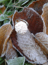 Charger l'image dans la galerie, bague hortensia blanc