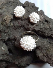 Charger l'image dans la galerie, bague hortensia blanc