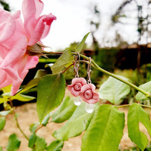 Charger l'image dans la galerie, boucles d'oreilles dormeuses petites roses vieux rose et gouttes de verre, bijoux fleuris , romantiques , pâte fimo , bijou monture argent 925
