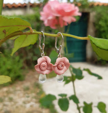 Charger l'image dans la galerie, boucles d'oreilles dormeuses petites roses vieux rose et gouttes de verre, bijoux fleuris , romantiques , pâte fimo , bijou monture argent 925