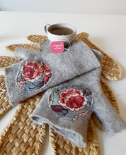 Charger l'image dans la galerie, instant Cocooning : mitaines Romant'chic Bohème gris Galet