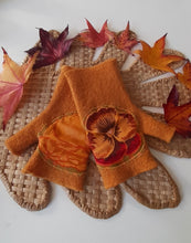 Charger l'image dans la galerie, Mitaines Romant'chic Safran fleur pensée...