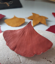 Charger l'image dans la galerie, broche empreinte de feuille Gingko Biloba couleur cuivre