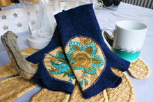 Charger l'image dans la galerie, Mitaines Romant'chic, bleu Marine "mer de Bretagne" tissu de laine bouillie