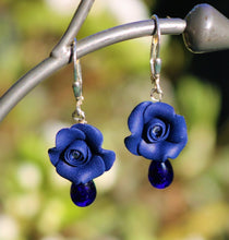 Charger l'image dans la galerie, boucles d'oreilles dormeuses petites roses pâte Fimo et goutte de verre, bijou fleuri, bijou romantique et bohème