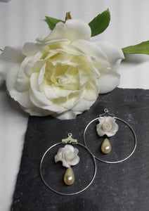 boucles d'oreilles petites roses blanc nacré  "délicatesse"