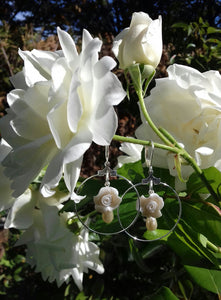 boucles d'oreille romantique , roses blanches, bijou léger , fimo et argent 