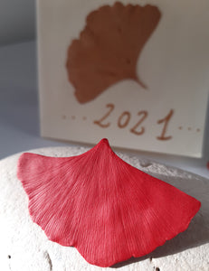 broche feuilles de gingko biloba rouge  fimo artisanale